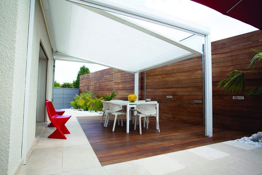 Simple pergola ou pergola bioclimatique : laquelle choisir ?