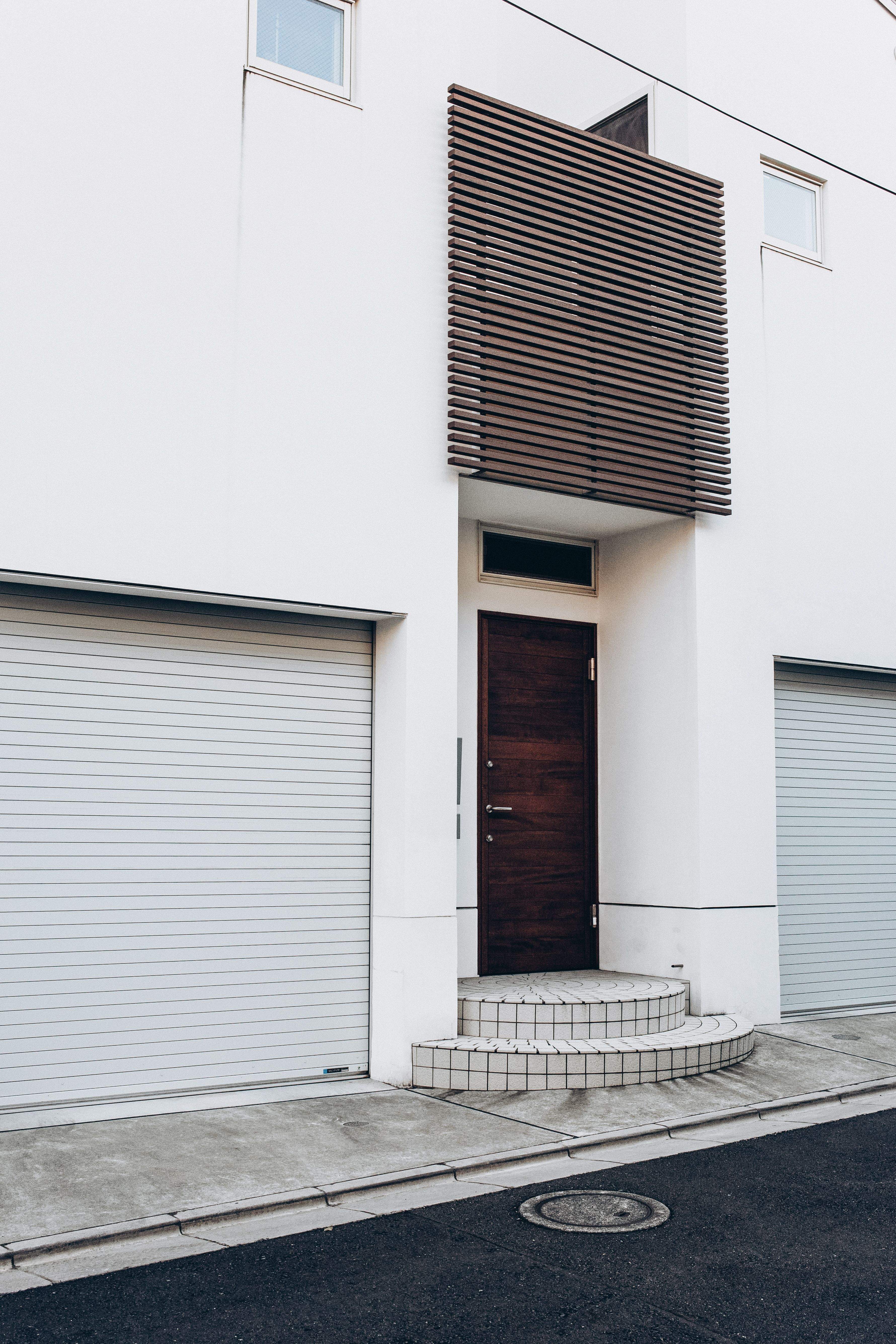 Combien coûte une porte d’entrée sur mesure ?
