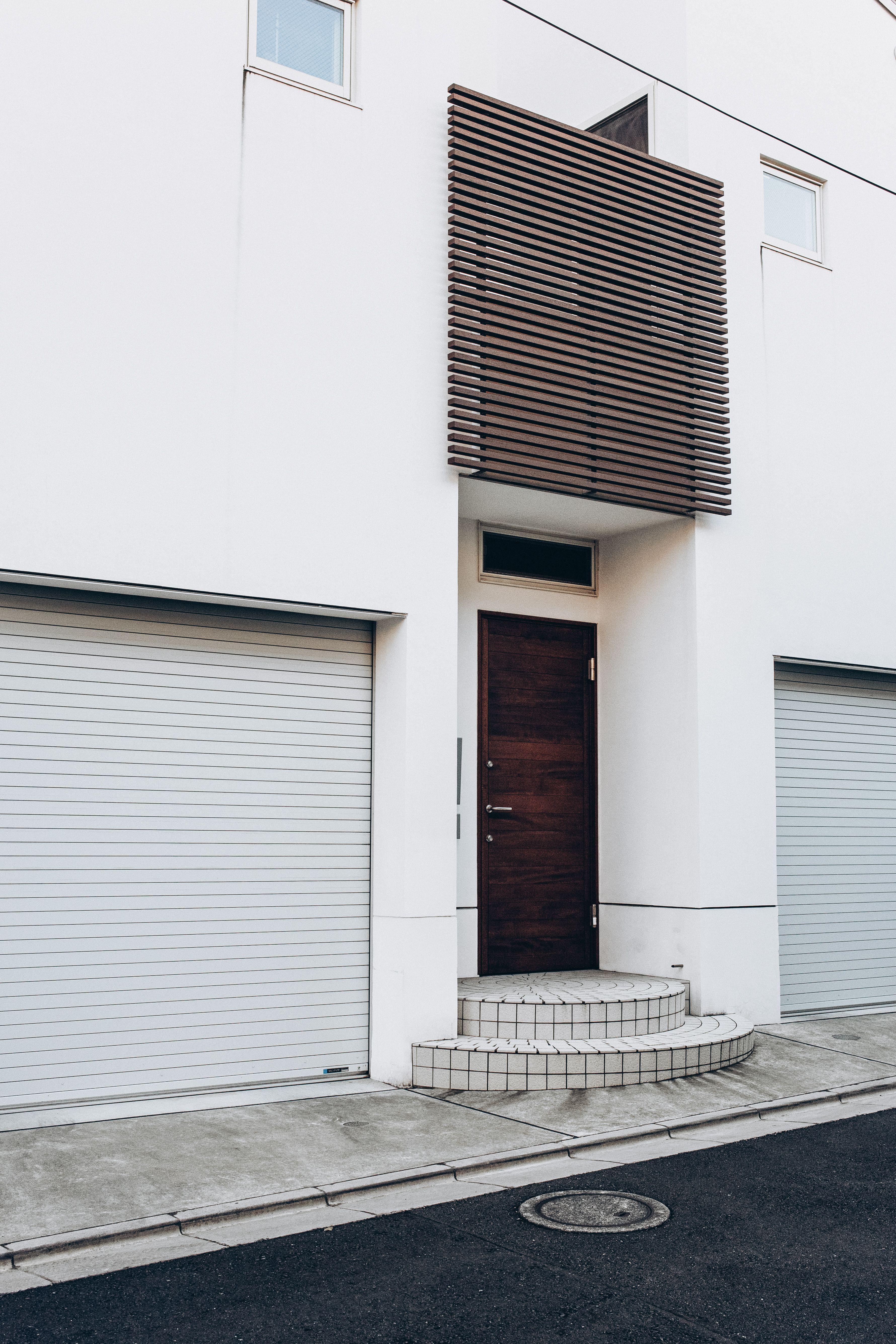 Combien coûte une porte d’entrée sur mesure ?