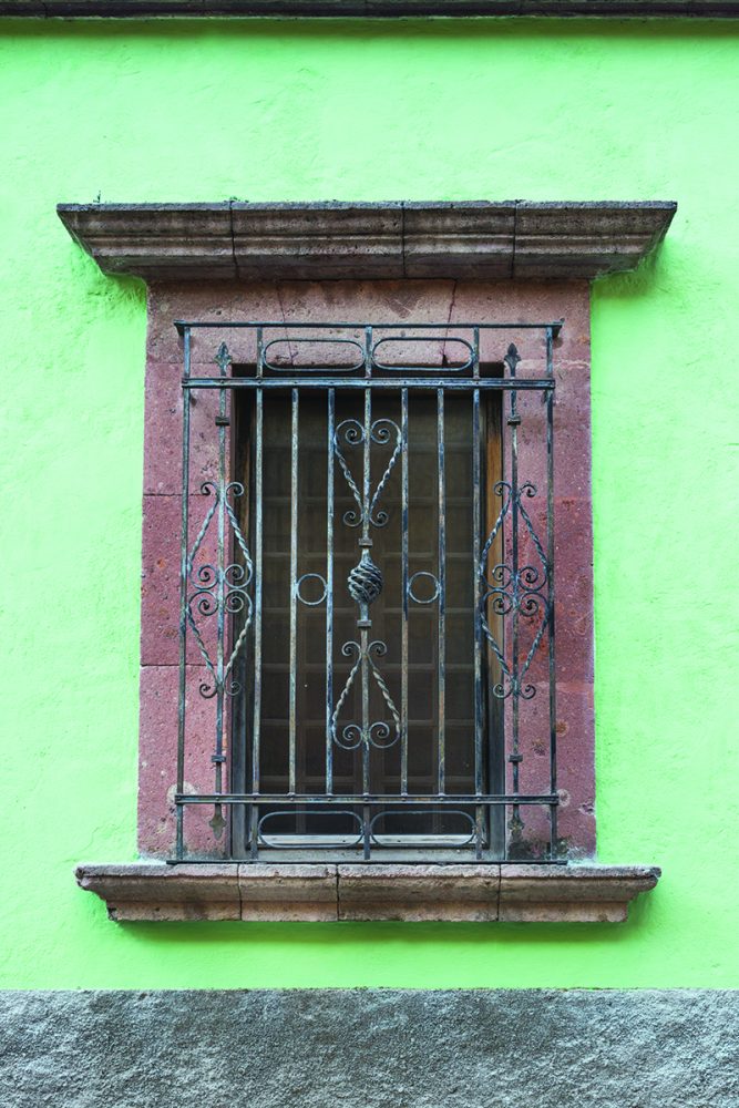 Grille fenêtre de sécurité sur-mesure en acier. Couleur et