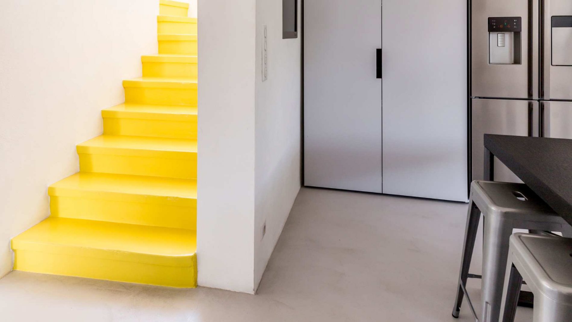 escalier jaune colore